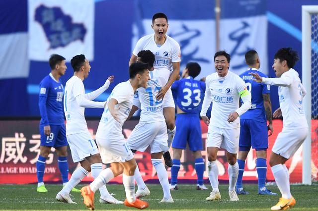 津门虎将在11月16日举办年票球迷开放日活动，共100个名额（津门虎11月16日举行年票球迷开放日，限额100人）