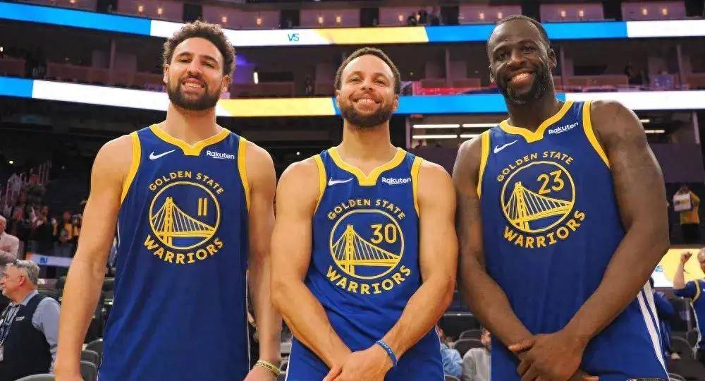 拜仁莱万梅开二度战胜门兴（莱万双响炮助拜仁力克门兴）