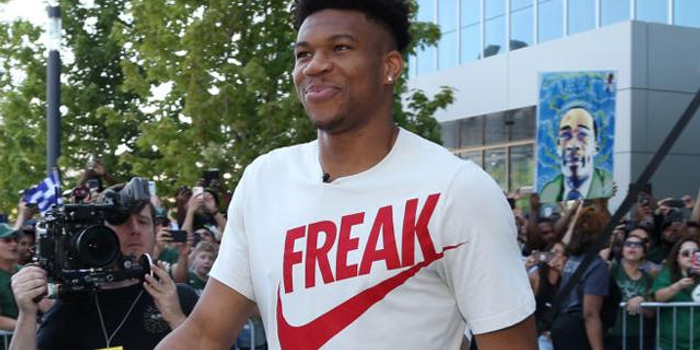 欧冠球员表现评析：C罗连续进球,（欧冠球员状态盘点：C罗连场建功）