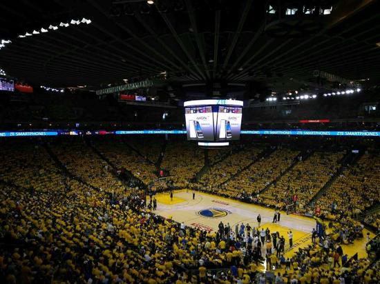 世体：法兰克福球迷在诺坎普制造骚乱，巴萨要求经济赔偿（世体：法兰克福球迷在诺坎普引发骚动，巴萨提出经济索赔）