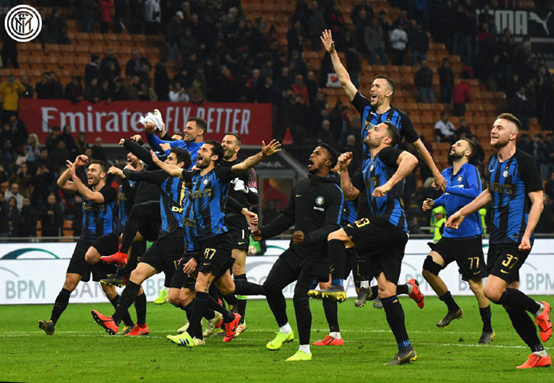 他又是最后一攻的英雄（他又一次成为决胜时刻的英雄）